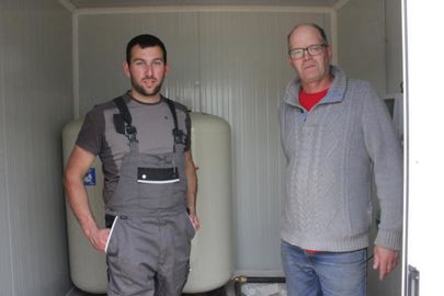 Face à une envolée du prix de l’eau, Jean-Louis Lachot (à dr.) a pris soin d’assurer l’indépendance de l’exploitation avant de la céder  à Thomas Cotiby. © Anne Bréhier